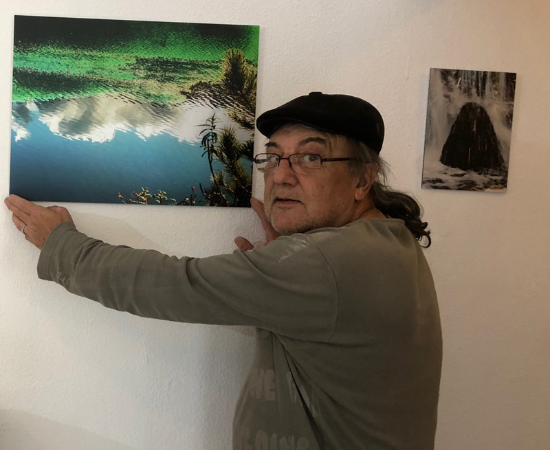 Jean-Marc Talamoni pr&eacute;sentant l'exposition de Doris Kneller &agrave; Montpellier